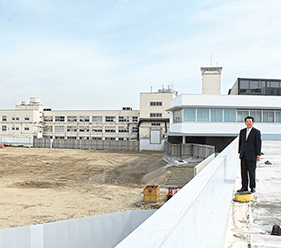 新井小学校前にて